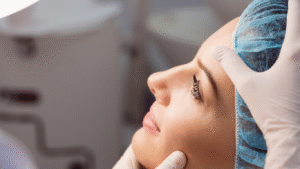 Mulher jovem sendo examinada para blefaroplastia